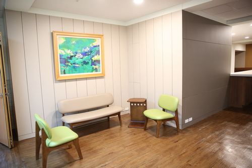 圖說：重整落成後的心蓮病房，交誼廳寬敞、明亮還有舒適的家俱桌椅，都是社服室副主任顏惠美師姊募心募愛來的。