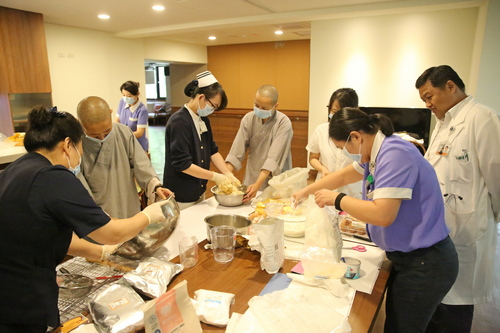 圖說：心蓮團隊也特別製作了「心蓮餅乾」與大家結緣，餅乾上的圖案還是「淨斯福慧環保連鎖磚上」的手印，感謝全體慈濟人的愛心，讓他們團隊擁有這溫暖的空間。