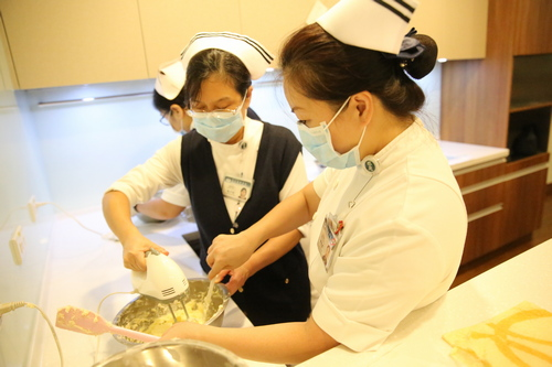 圖說：心蓮團隊也特別製作了「心蓮餅乾」與大家結緣，餅乾上的圖案還是「淨斯福慧環保連鎖磚上」的手印，感謝全體慈濟人的愛心，讓他們團隊擁有這溫暖的空間。