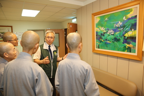 左圖：《九品蓮花化成佛》圖，王英偉署長向靜思精舍法師講解，這幅畫為口足畫家謝坤山創作贈與。 右圖：創作者為離開監獄自力更生的「耕心人」捐出畫作，希望幫助花蓮0206花蓮地震的受災鄉親，由院長林欣榮發心以一百萬募心募愛響應。