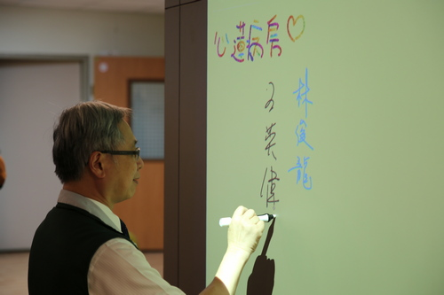 圖說：國民健康署王英偉署長(左)、慈濟基金會副總執行長林碧玉(右)使用電子簽名版，直呼新的簽名方式很有趣。