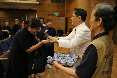 圖說：啟用典禮開始前，院長林欣榮特別送上靜思淨皂感恩來自全臺各地的醫療志工對花蓮慈院的護持。