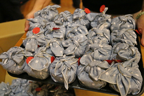 圖說：啟用典禮開始前，院長林欣榮特別送上靜思淨皂感恩來自全臺各地的醫療志工對花蓮慈院的護持。