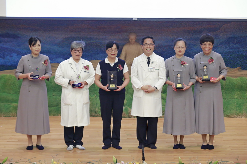 頒發三十年資深同仁 頒發三十年資深同仁