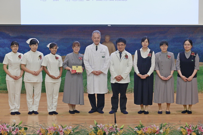 頒發二十年資深同仁 頒發二十年資深同仁