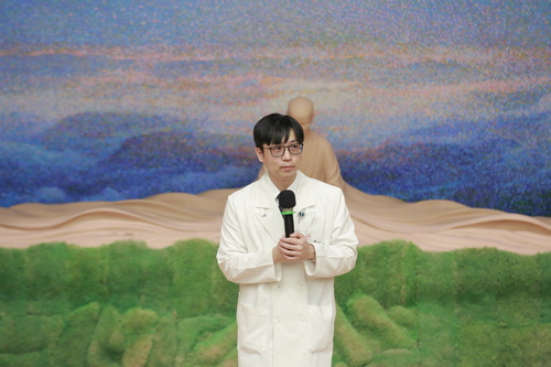 張睿智主任，以微電影「我們的願景」，特別分享籌備近四年的複合式手術室啟用