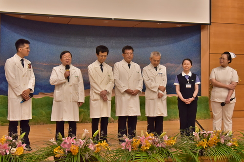 左二起陳英和名譽院長、陳培榕副院長、解剖病理科主任許永祥、王志鴻副院長、社區健康中心主任林金蘭，分享建院初期醫護團隊的篳路藍縷