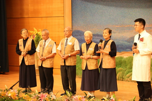 一百〇 八位從全臺各地一起來祝福的醫療志工,顏惠美師姐(右二)表示,做志工很快樂,天天只想著要再多付出,讓更多人快樂,病人的微笑就是志工們最大的動力。 一百〇 八位從全臺各地一起來祝福的醫療志工,顏惠美師姐(右二)表示,做志工很快樂,天天只想著要再多付出,讓更多人快樂,病人的微笑就是志工們最大的動力。