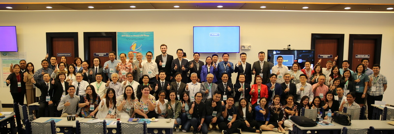 國家腎臟暨移植中心（National Kidney and Transplant Institute）執行長Rose Marie Rosete-Liquete（右五）在菲律賓前衛生部部長歐納（Enrique Ona）（右三）的見證下，與花蓮慈濟醫院林欣榮院長(左五)簽署合作備忘錄；左四為慈濟菲律賓分會副執行長李偉嵩