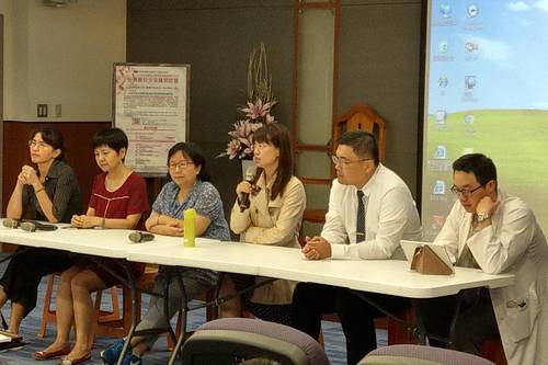 講座之後舉辦綜合座談會，右起臺東馬偕紀念醫院小兒科翁書釗醫師、花蓮慈濟醫院兒少保護區域醫療整合中心主任張雲傑、臺東地檢署謝慧中檢察官、慈濟大學社工系主任賴月蜜、臺東縣政府社會處社工科長陳秋雀、臺東婦女隊隊長余麗娟，為在場眾人及時解惑並給予建議