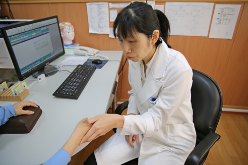 經痛時，按壓位於大拇指與食指間的虎口處的合谷穴，按摩位置偏向食指，能緩解經痛症狀