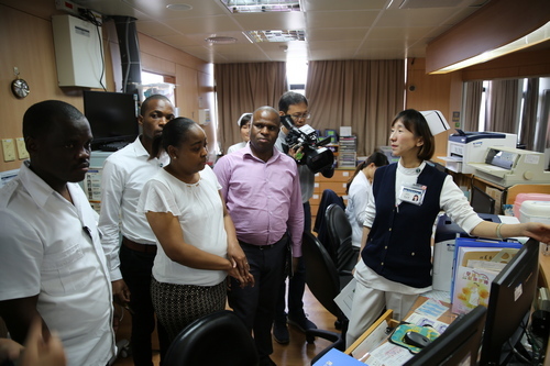 史瓦帝尼兩位衛生部官員與此次前來代訓的衛生部「郊區衛生推廣員」一起參訪產房