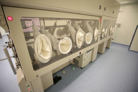 慈濟基因暨幹細胞研製中心主任孫立易為石崇良司長等貴賓介紹實驗室。