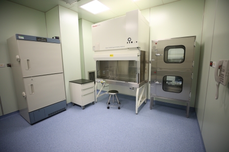 慈濟基因暨幹細胞研製中心主任孫立易為石崇良司長等貴賓介紹實驗室。