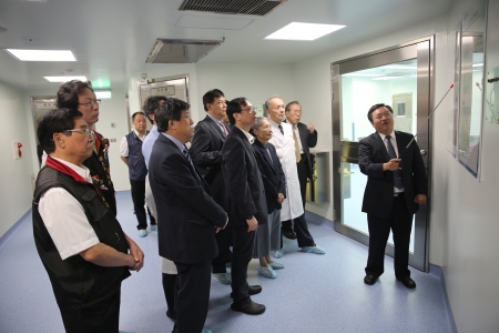 慈濟基因暨幹細胞研製中心主任孫立易為石崇良司長等貴賓介紹實驗室。
