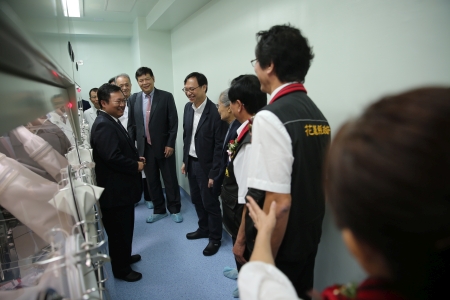 慈濟基因暨幹細胞研製中心主任孫立易為石崇良司長等貴賓介紹實驗室。