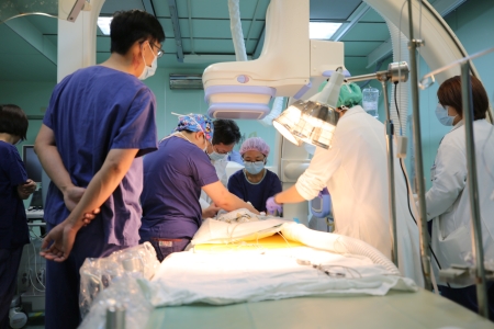 花蓮慈院小兒心臟科主治醫師裘品筠、劉俞暄帶領醫療團隊與心導管室團隊、小兒加護病房團隊協力完成新生兒心導管治療