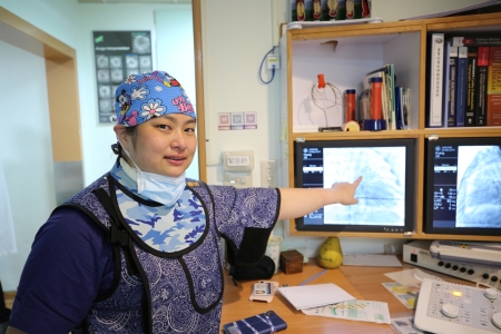 花蓮慈院小兒心臟科主治醫師裘品筠、劉俞暄帶領醫療團隊與心導管室團隊、小兒加護病房團隊協力完成新生兒心導管治療