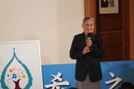 慈濟醫療財團法人執行長林俊龍與慈濟基金會副總林碧玉分享慈濟投入細胞治療近二十年的歷程。