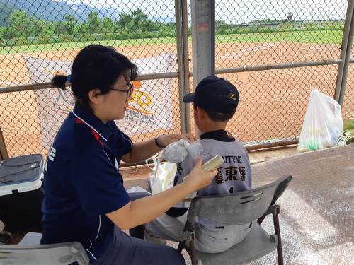 今年八月，能高盃場邊防護中醫黃天姮醫師幫少棒投手冰敷並趁機灌輸平常如何訓練肩膀肌群