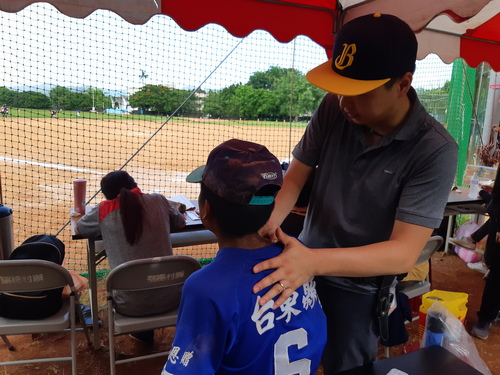 今年八月，北迴歸線少棒賽場邊防護蕭永政治療師幫棒球投手放鬆緊繃的肩膀肌群