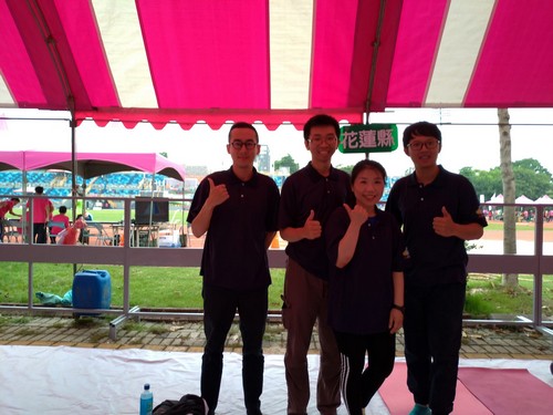 全國小學田徑錦標賽隨隊中醫蔡一成醫師（左起）、張祺興治療師、徐佳俐治療師、物理治療師張致寧陪著花蓮地區基層選手在國內征戰