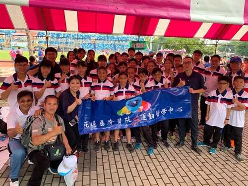 今年五月，全國小學田徑錦標賽隨隊中醫蔡一成醫師(第一排右三)、治療師徐佳俐(第一排左三)、物理治療師張致寧(最後一排左二)與縣代表隊在屏東小巨蛋合影