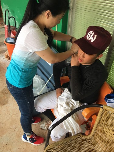 今年八月，能高盃場邊防護徐佳俐物理治療師幫下場的投手冰敷與放鬆