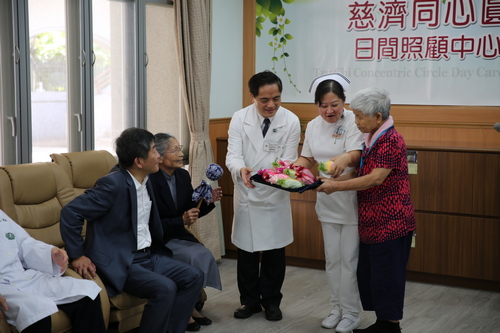 花蓮慈院林欣榮院長、失智共照中心主任張幸齡與溫楊玉霞奶奶一起送平安香藥草袋，歡迎陳時中部長(左一 )蒞臨