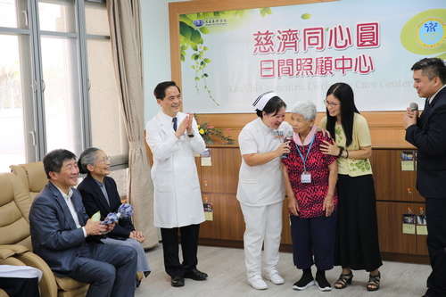 在啟用儀式中，溫軍花(右二)也別出席感謝慈濟同心圓日照中心團隊對媽媽溫楊玉霞的照顧。溫楊玉霞也開心地說，每天到日照中心「上課」很開心