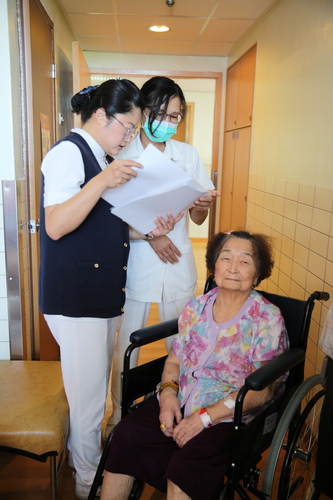 經團隊評估病人符合衰弱高齡PAC下轉條件後，合作的部立花蓮醫院急性後期照護病房護理師會親自到花蓮慈院與個案管理師進行交班