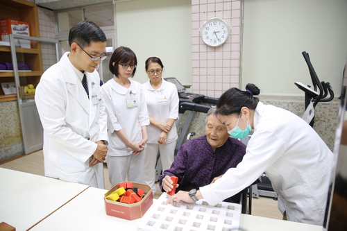 轉至衛生福利部花蓮醫院急性後期照護病房後，陳奶奶積極接受復健，身體活動、肌力以及精神狀況都大幅進步