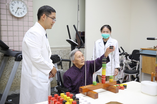 轉至衛生福利部花蓮醫院急性後期照護病房後，陳奶奶積極接受復健，身體活動、肌力以及精神狀況都大幅進步