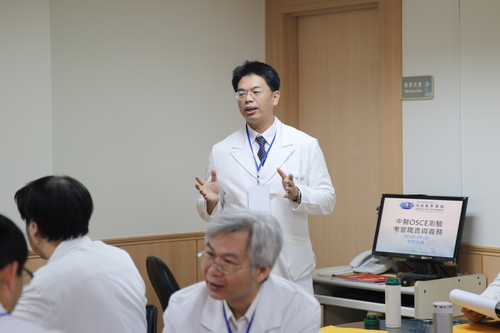 花蓮慈院副院長何宗融為全體考官進行共識說明