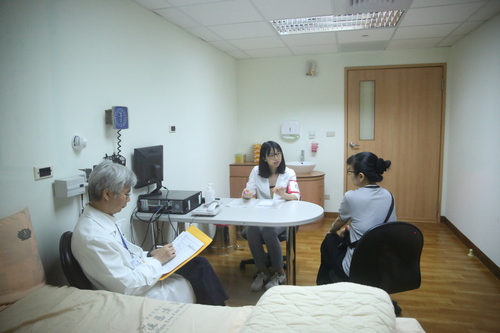 中醫住院醫師直接面對真實的標準化病人，測試他們在臨床的訓練成果