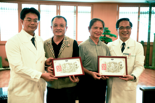 花蓮慈院林欣榮院長(右一)與何宗融副院長(左一)送上感謝狀，感恩高雄的實業家楊順合(左二)與薛淑眞(右二)捐贈中醫臨床及實驗使用儀器