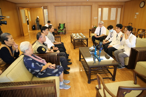 中醫師向高雄實業家介紹他們所捐贈的醫療儀器功能