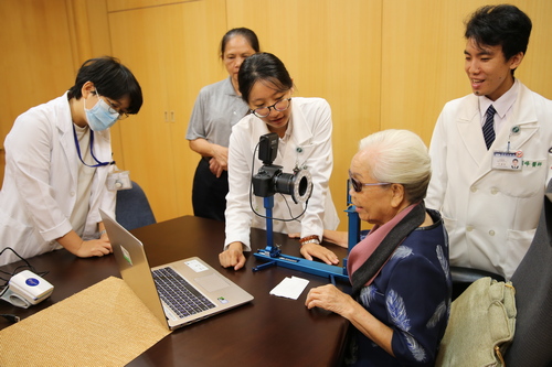 高雄實業家楊順合的母親楊吳招(右二)使用舌部影像擷取與特徵分析儀