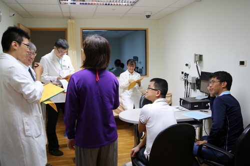 正式OSCE前，考官與標準化病人討論劇本達到共識