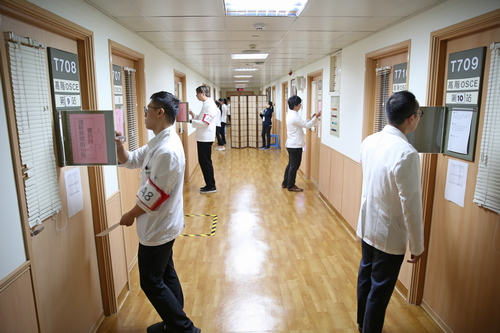 透過中心內教師走道的單片偏光玻璃與全方位的即時影音記錄，每一個學生在接受測試的時候，同時都會有考官做出最客觀準確的評估結果