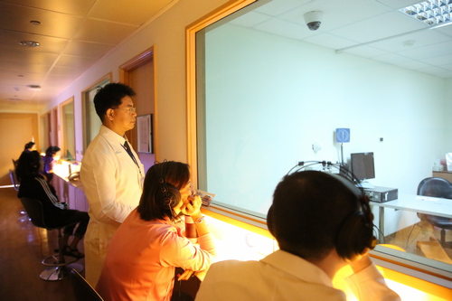 透過中心內教師走道的單片偏光玻璃與全方位的即時影音記錄，每一個學生在接受測試的時候，同時都會有考官做出最客觀準確的評估結果