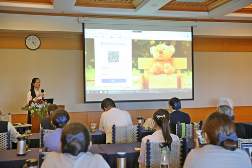 花蓮慈濟醫院高齡暨社區醫學部組長洪從善，介紹慈濟長照資訊系統，並現場示範使用方式