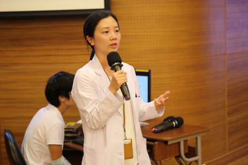 花蓮慈院婦產部陳萱醫師花蓮慈院婦產部陳萱醫師與家長分享嬰兒按摩的好處