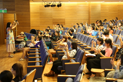 臺東大學幼兒教育學系副教授施淑娟，帶著家長練習嬰兒頭部按摩手法