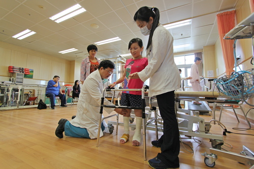 花蓮慈院名譽院長陳英和，視病猶親，讓陳小姐深受感動，都稱呼他為「院長爸爸」