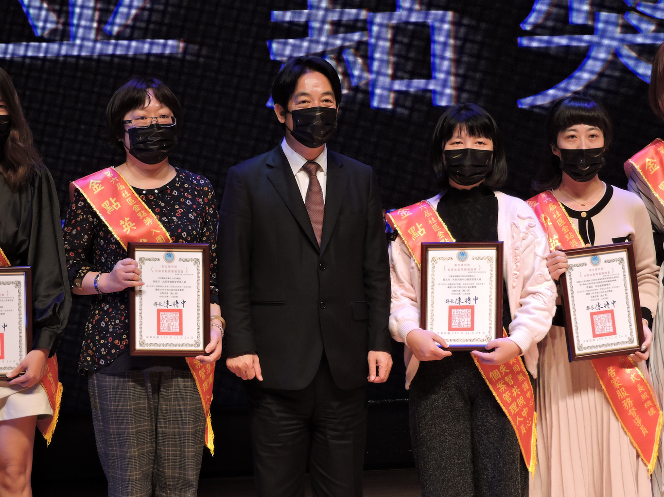 賴清德副總統(左二)一一頒發證書給社區金點獎入圍者予以肯定，包含曾玉玲(右二)。