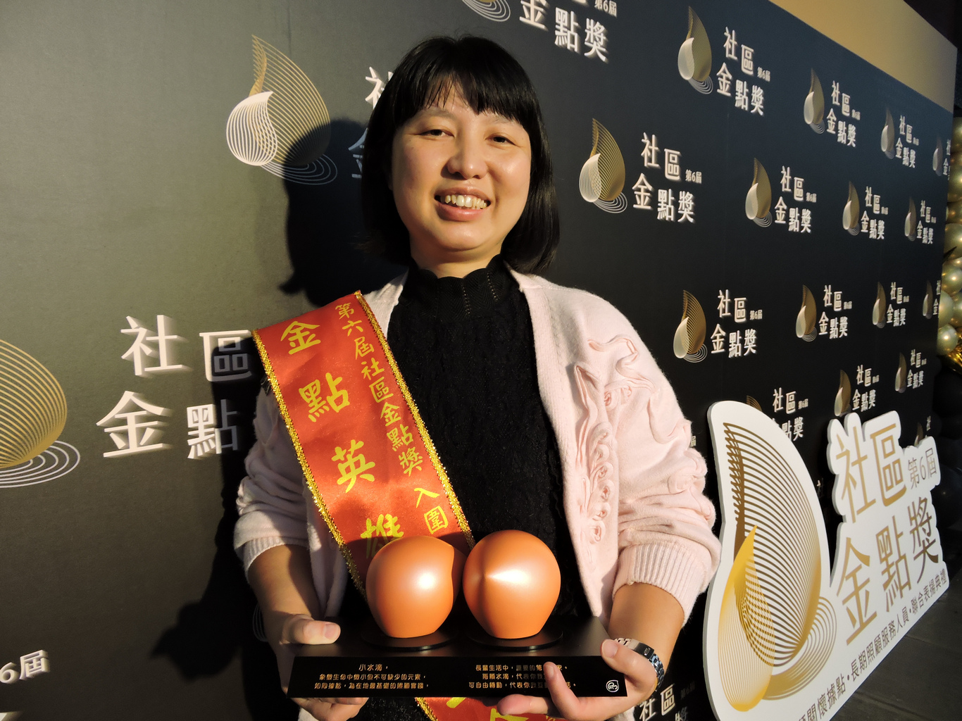 花蓮慈濟醫院失智共同照護中心個管師曾玉玲表示，服務失智長輩時除了有專業外，還要有溫度、有感動的服務， 也感謝她所照顧過的阿公、阿嬤及他們的家人，因為有他們的肯定與回饋，才能讓她在失智照護這條路上精進、繼續堅持下去。