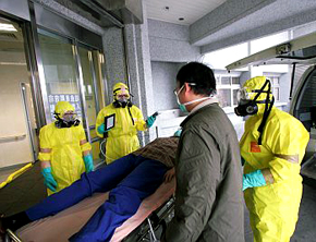 急診室醫護人員在胡勝川主任率領下進行實地演習，包括醫護的裝備，傷患的輻射塵偵測、清洗除汙、診治，以及環境除汙等標準作業。（攝影者：黃思齊）