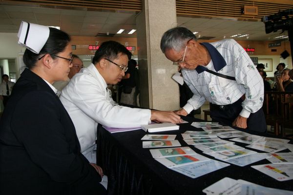 實用的衛教撲克牌吸引許多民眾前往了解，方德昭主任親切的一一回答。(攝影者：楊國濱，地點：花蓮慈濟醫院，日期：2011/11/03)