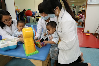 2015/03/19~21花蓮慈濟醫院日誌─ ─珍妮潔妮術後勤復健 家人見證醫療奇蹟